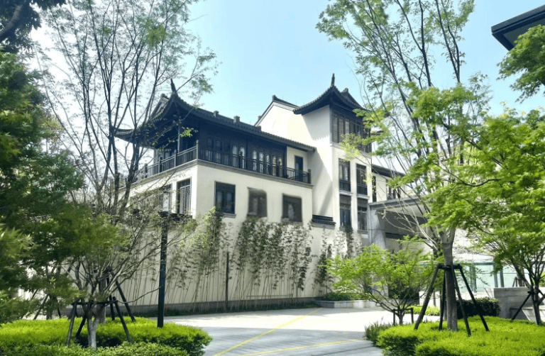 苏州绿城凤起潮鸣双湖芯的顶豪样本优势与隐忧并存